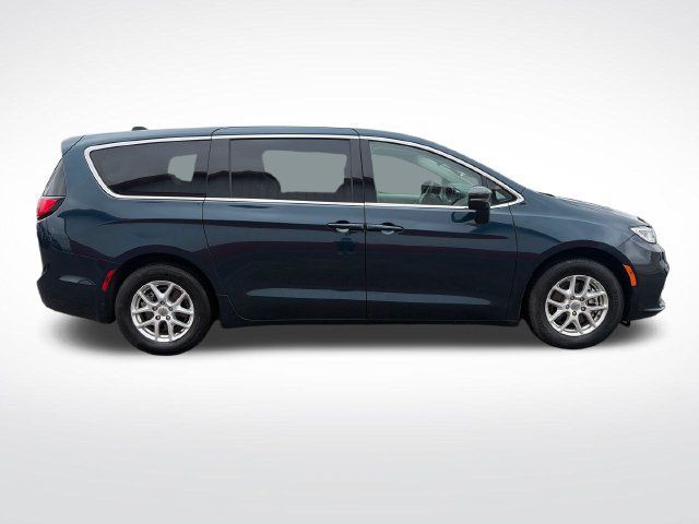 Used 2024 Chrysler Pacifica Touring-L FWD image 9