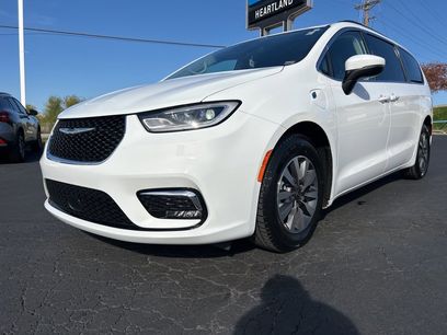 Used 2023 Chrysler Pacifica Touring-L w/ Uconnect Theater Family Group