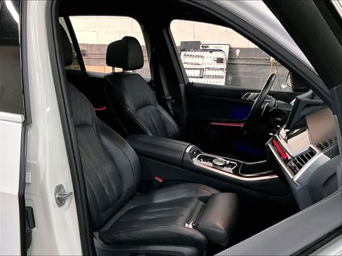 Used 2025 BMW X5 xDrive50e image 9