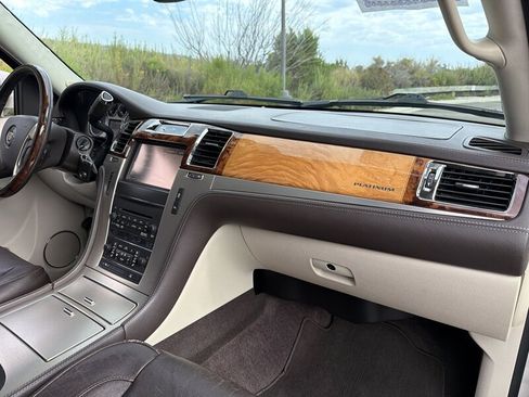 Used 2014 Cadillac Escalade ESV Platinum AWD/4WD image 13