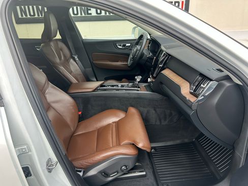 Used 2019 Volvo XC60 T5 Momentum w/ Multimedia Package image 21