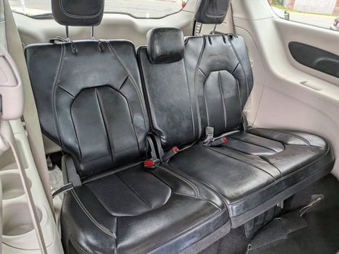 Used 2023 Chrysler Pacifica Touring-L FWD image 8