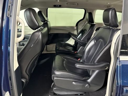 Used 2024 Chrysler Pacifica Select image 25