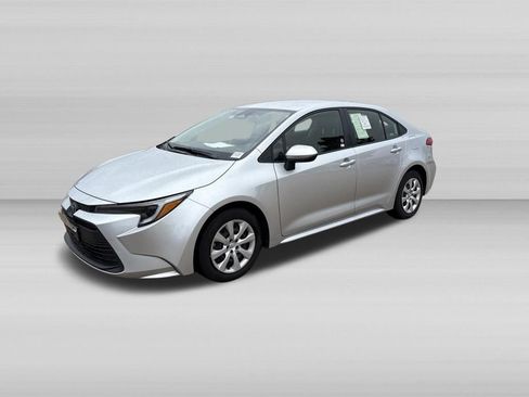 Used 2025 Toyota Corolla LE FWD image 9