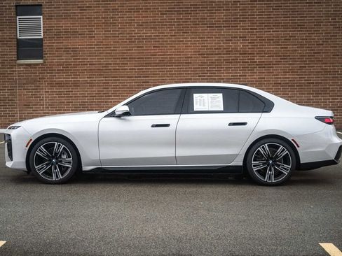 Used 2025 BMW i7 xDrive60 AWD/4WD image 3