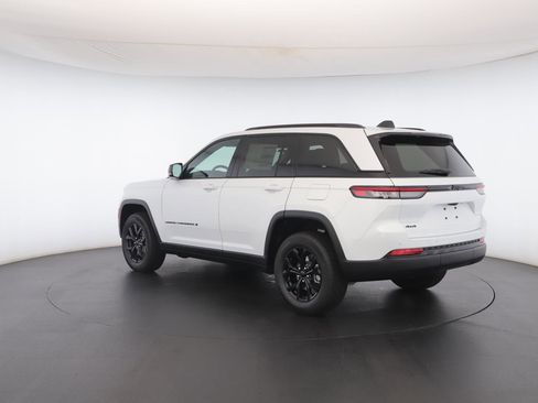 New 2025 Jeep Grand Cherokee Altitude image 21