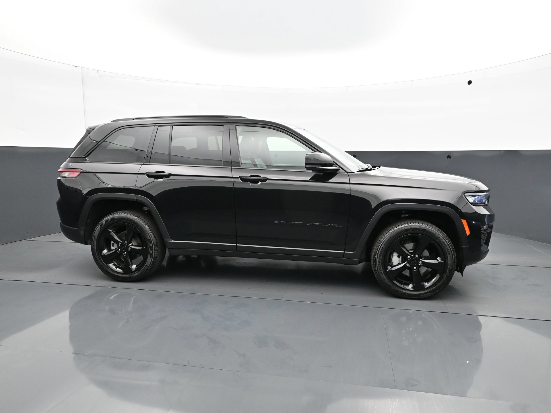 Used 2025 Jeep Grand Cherokee Limited w/ Black Appearance Package AWD/4WD image 8