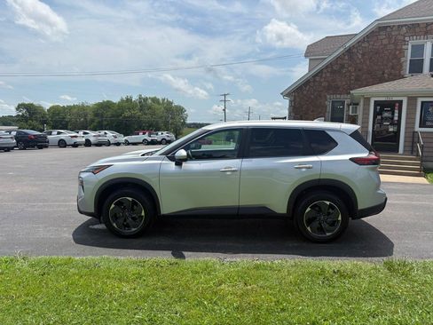Used 2024 Nissan Rogue SV FWD image 2