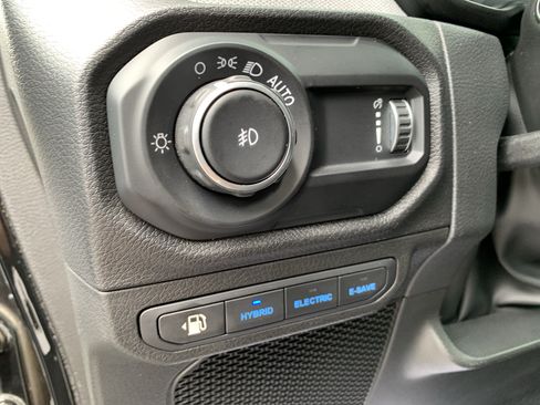 Used 2024 Jeep Wrangler Unlimited w/ Convenience Group AWD/4WD image 17