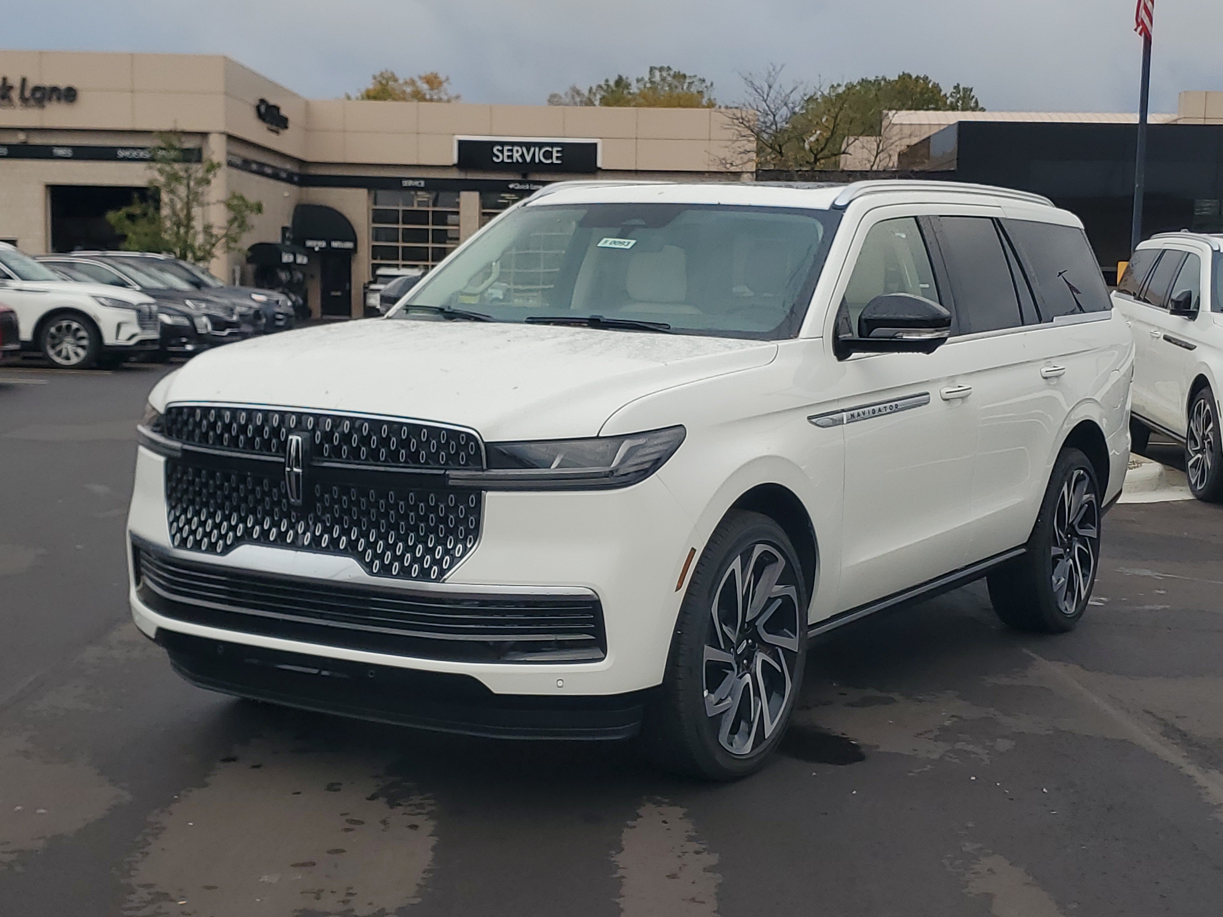 New 2027 Lincoln Navigator Reserve AWD/4WD image 2