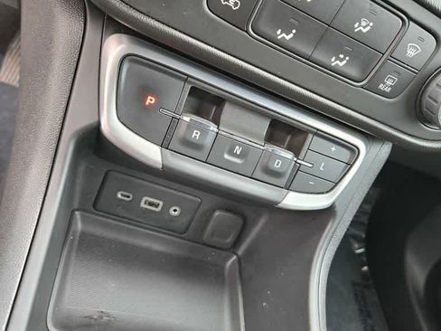 Used 2024 GMC Terrain SLE AWD/4WD image 13