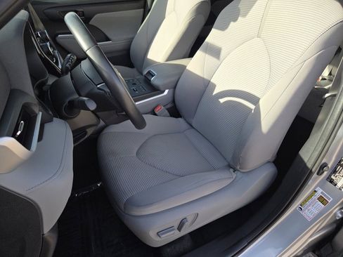 Used 2023 Toyota Highlander LE image 6