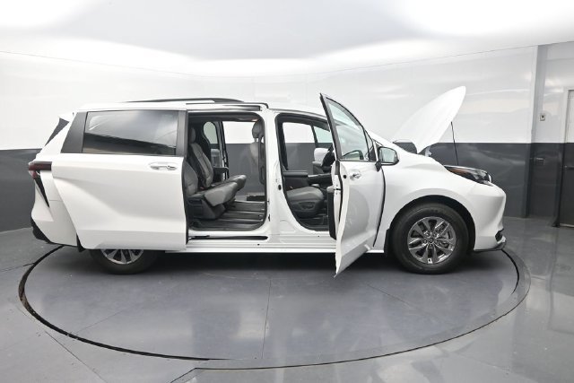 Used 2026 Toyota Sienna XLE FWD image 45