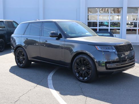 Used 2024 Land Rover Range Rover SE image 2