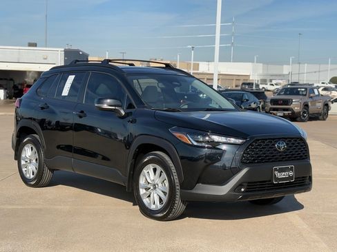 Used 2025 Toyota Corolla Cross LE image 5