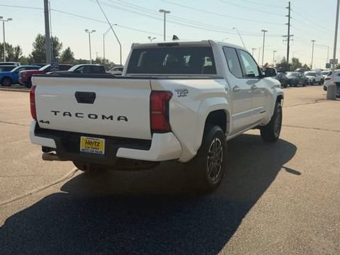 Used 2025 Toyota Tacoma TRD Sport AWD/4WD image 8