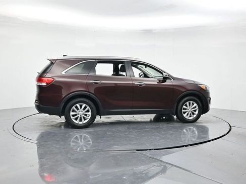 Used 2018 Kia Sorento LX image 2