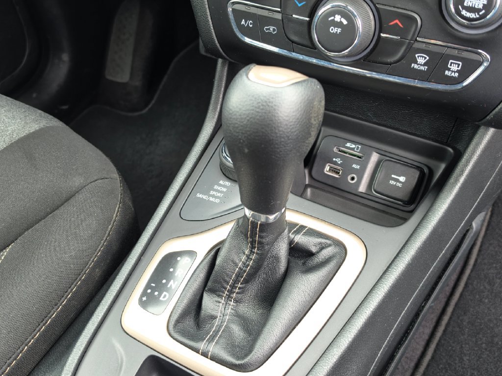 Used 2018 Jeep Cherokee Latitude w/ Safety Group AWD/4WD image 15