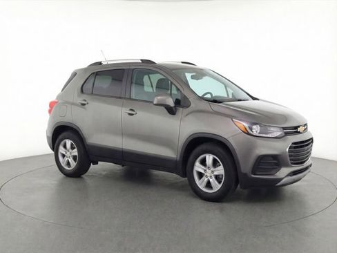 Used 2022 Chevrolet Trax LT w/ LT Convenience Package image 8