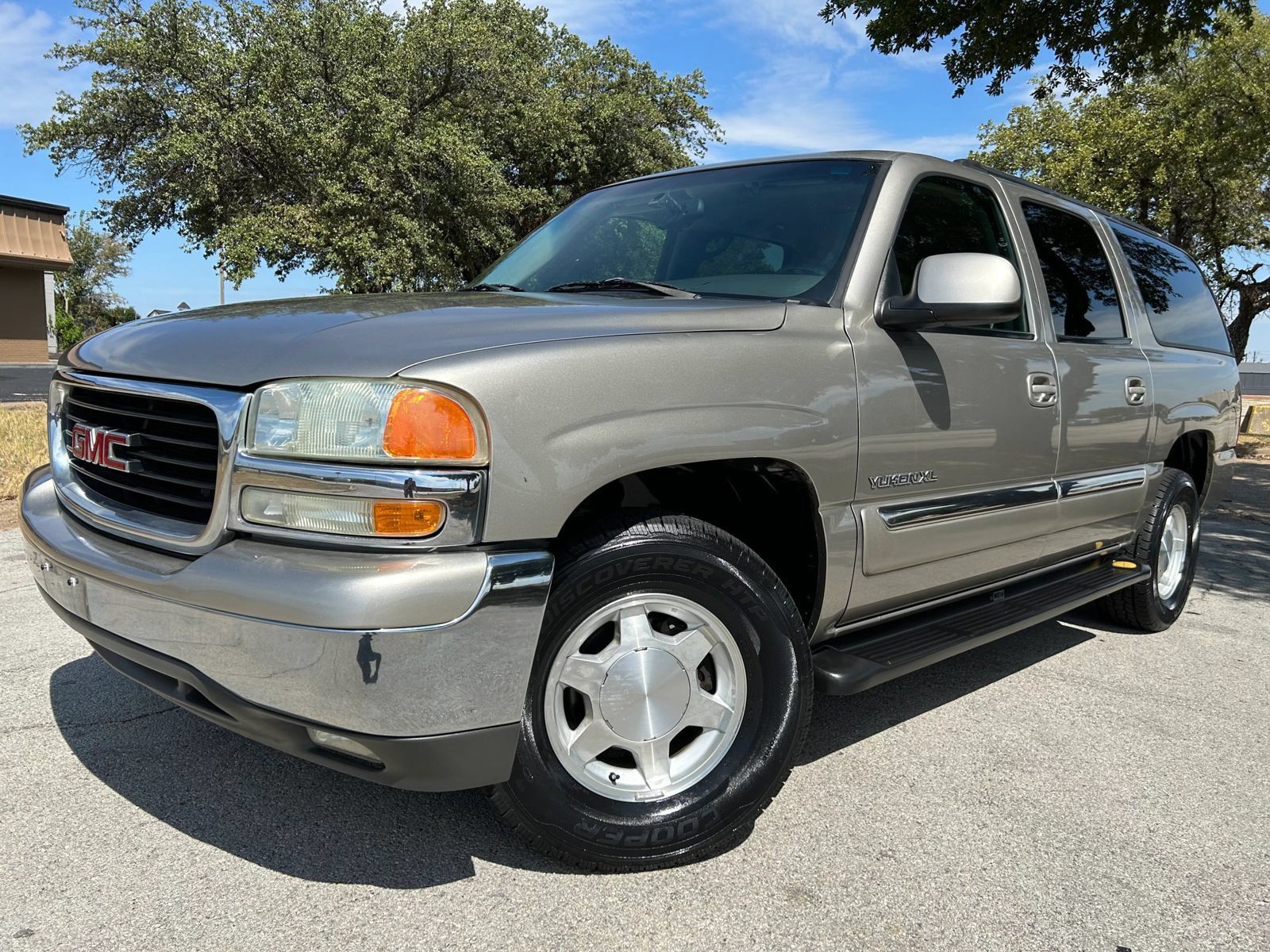 Used 2003 GMC Yukon XL SLE RWD image 2
