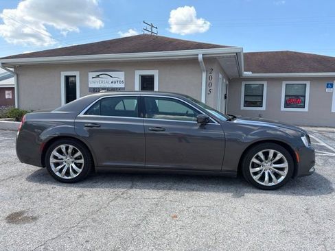 Used 2017 Chrysler 300 Limited RWD image 4