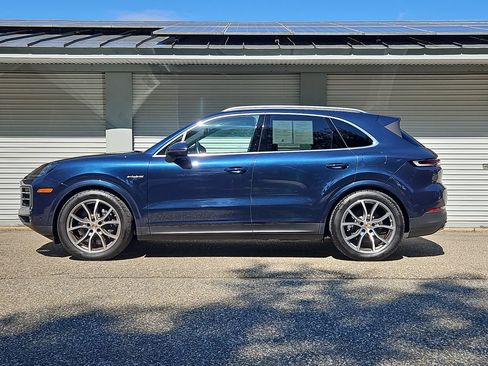 Certified 2025 Porsche Cayenne E-Hybrid AWD/4WD image 2