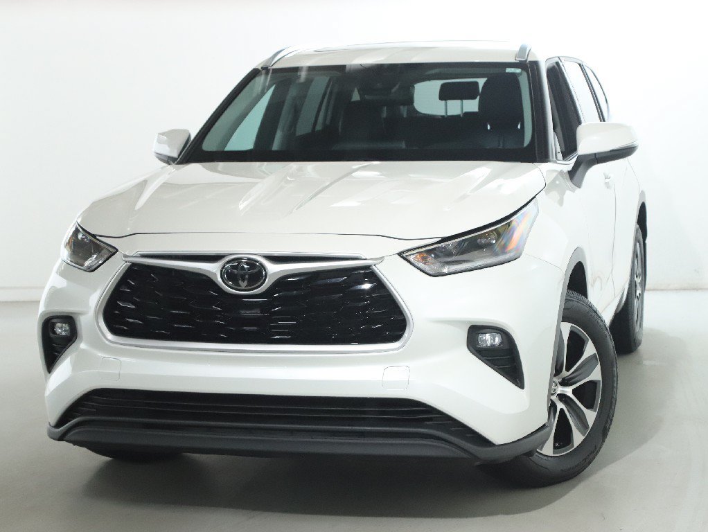 Used 2021 Toyota Highlander XLE AWD/4WD image 3