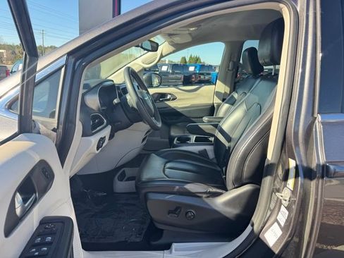 Used 2023 Chrysler Pacifica Touring-L FWD image 20