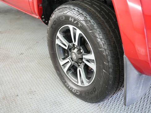 Used 2017 Toyota Tacoma TRD Sport w/ Tow Package (A/T) AWD/4WD image 58