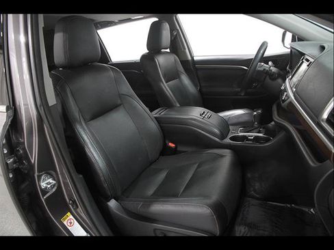 Used 2016 Toyota Highlander Limited AWD/4WD image 17