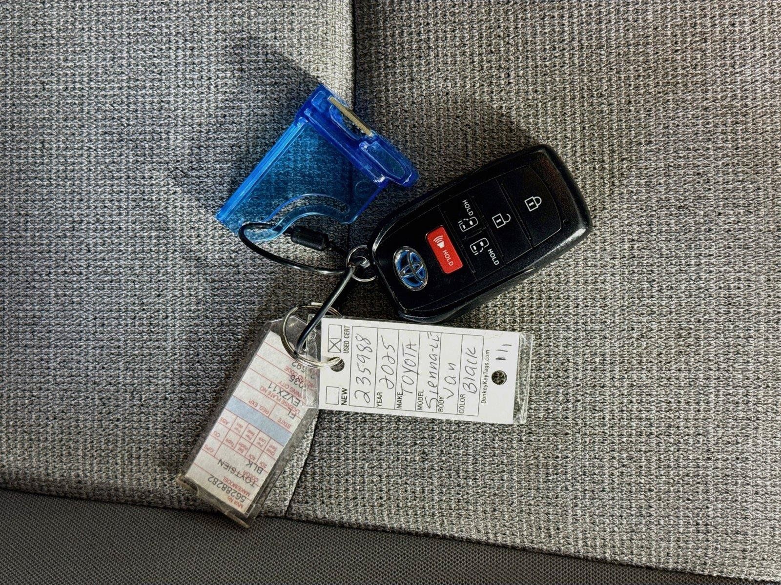 Used 2025 Toyota Sienna LE FWD image 35