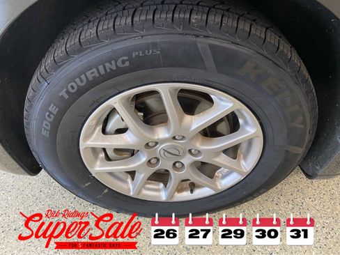 Used 2024 Chrysler Pacifica Touring-L image 11