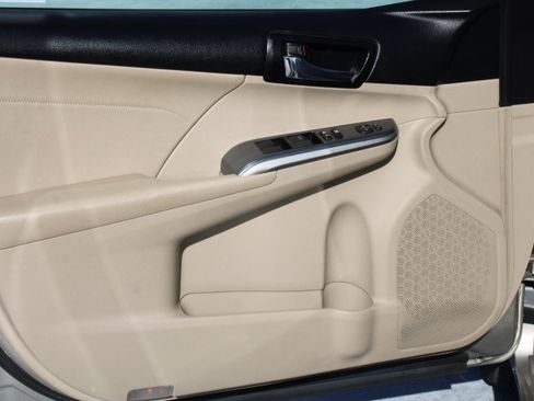 Used 2014 Toyota Camry XLE w/ Leather Package image 10