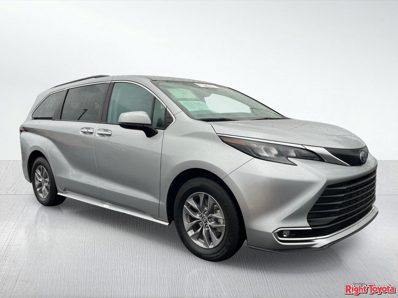 Certified 2024 Toyota Sienna XLE FWD image 9