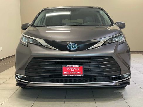 Used 2023 Toyota Sienna XLE FWD image 6