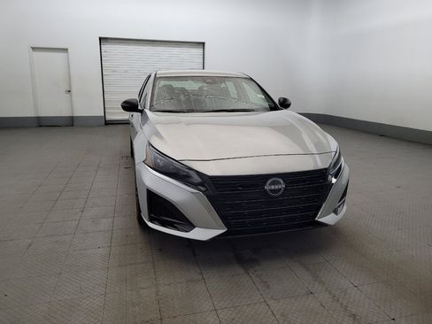 Used 2025 Nissan Altima 2.5 SV FWD image 14