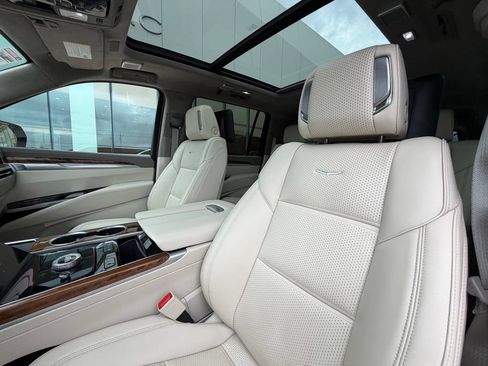 Used 2025 Cadillac Escalade ESV Sport Platinum w/ LPO, ONYX Package AWD/4WD image 11