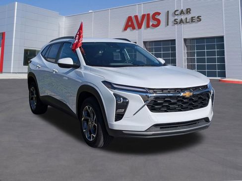 Used 2025 Chevrolet Trax LT w/ LT Convenience Package image 3