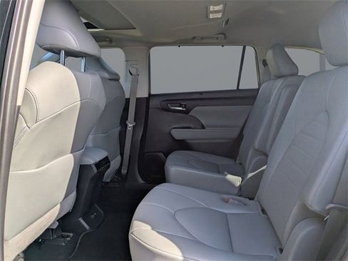 Used 2021 Toyota Highlander XLE image 14