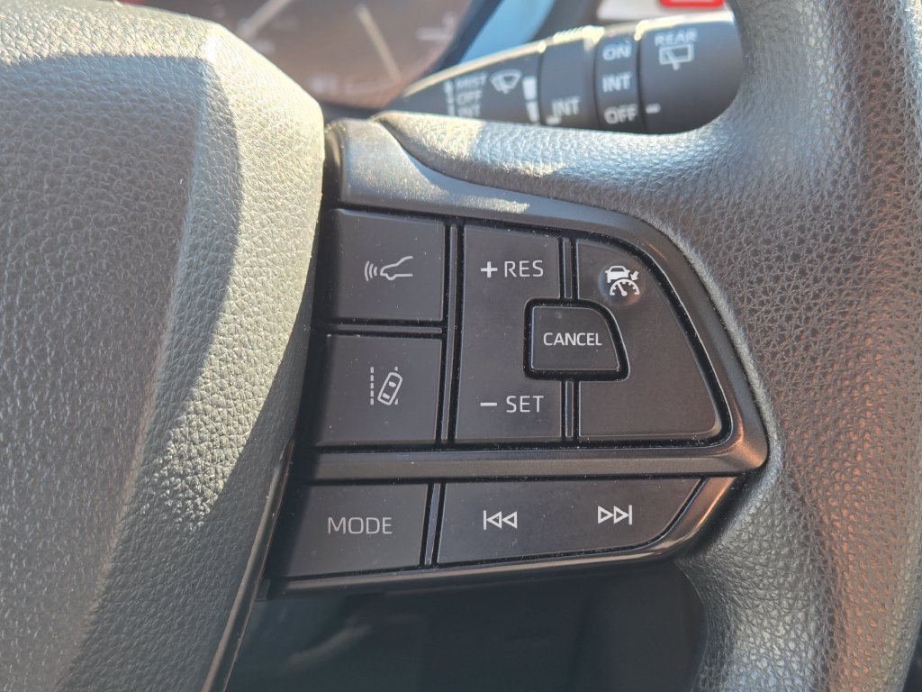 Used 2025 Toyota Sienna LE FWD image 18