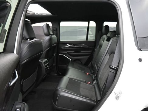 Used 2022 Jeep Grand Cherokee Altitude AWD/4WD image 19