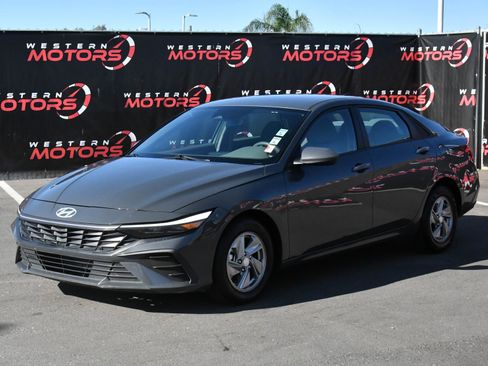 Used 2024 Hyundai Elantra SE FWD image 3