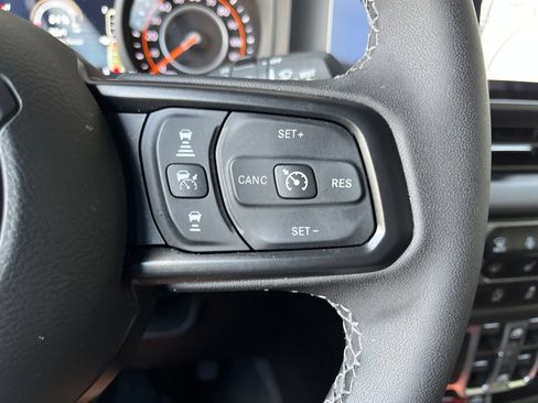 Used 2025 Jeep Wrangler Unlimited Rubicon AWD/4WD image 31