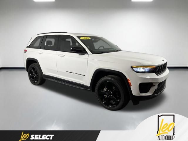 Used 2023 Jeep Grand Cherokee Altitude RWD image 5