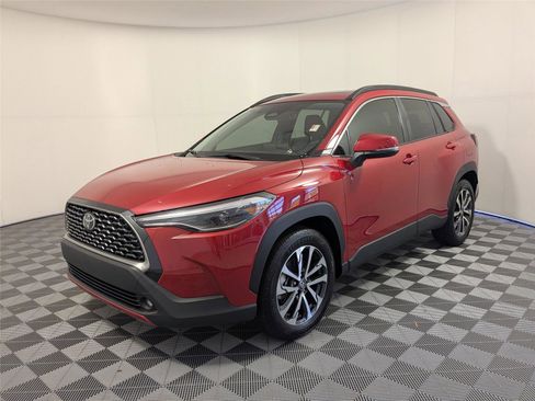 Used 2023 Toyota Corolla Cross XLE image 2