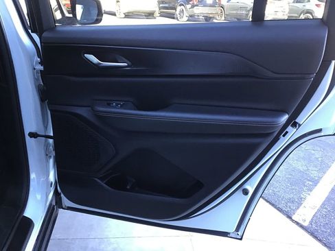 Used 2023 Jeep Grand Cherokee L Laredo image 9