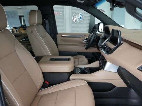 Used 2024 Chevrolet Suburban Premier image 25