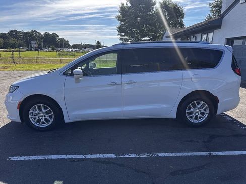 Used 2021 Chrysler Pacifica Touring-L FWD image 6