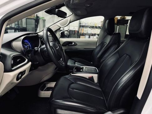 Certified 2023 Chrysler Pacifica Touring-L FWD image 18