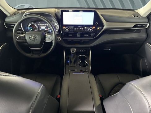 Used 2024 Toyota Highlander XLE image 11